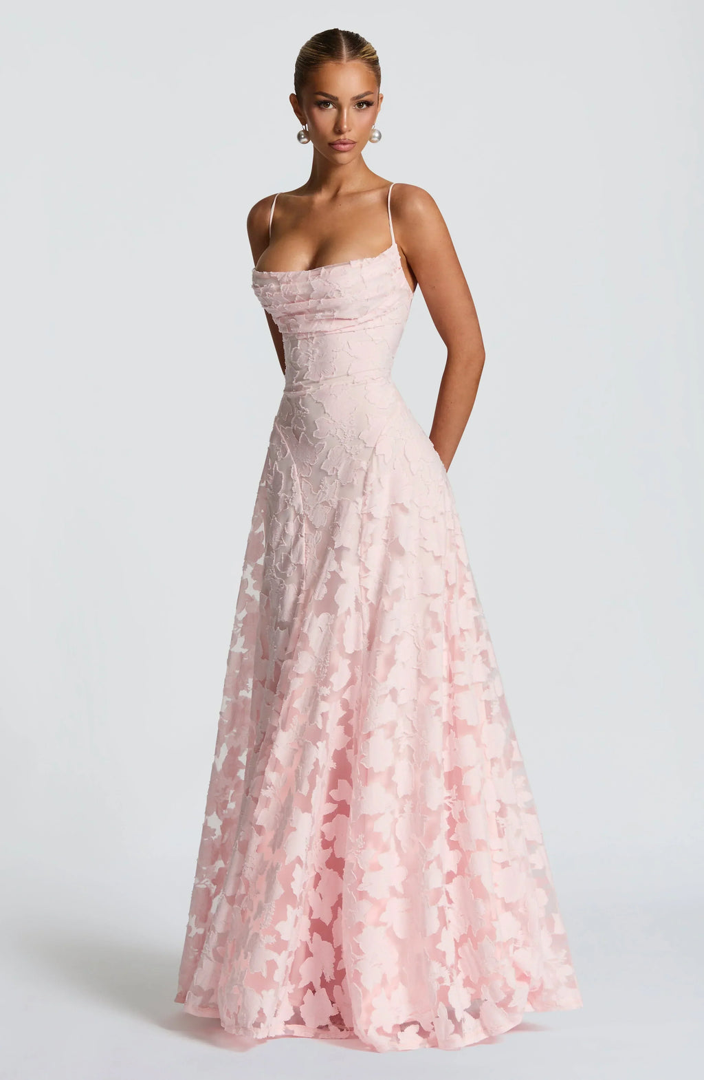 Vestido largo suave y fluido con silueta atemporal