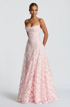 Vestido largo suave y fluido con silueta atemporal