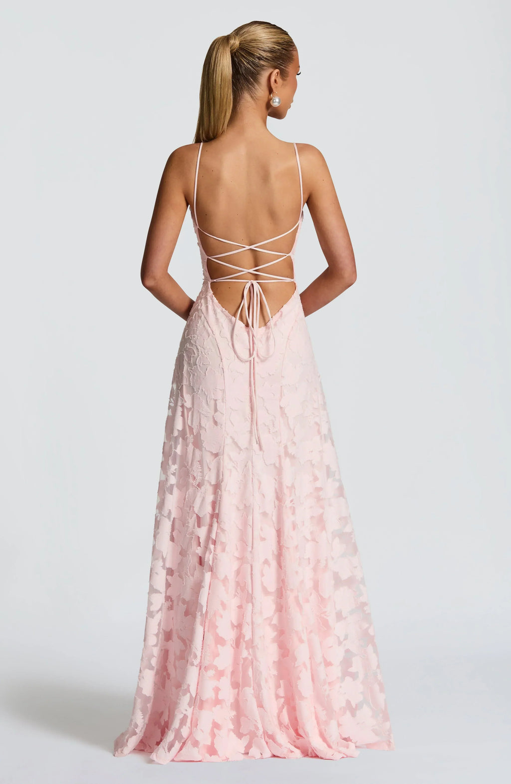 Vestido largo suave y fluido con silueta atemporal