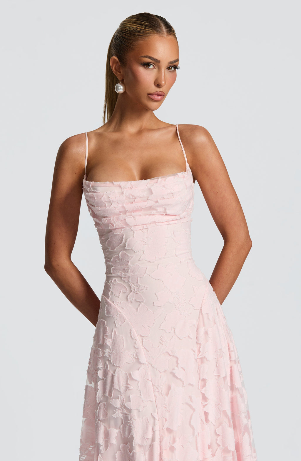 Vestido largo suave y fluido con silueta atemporal