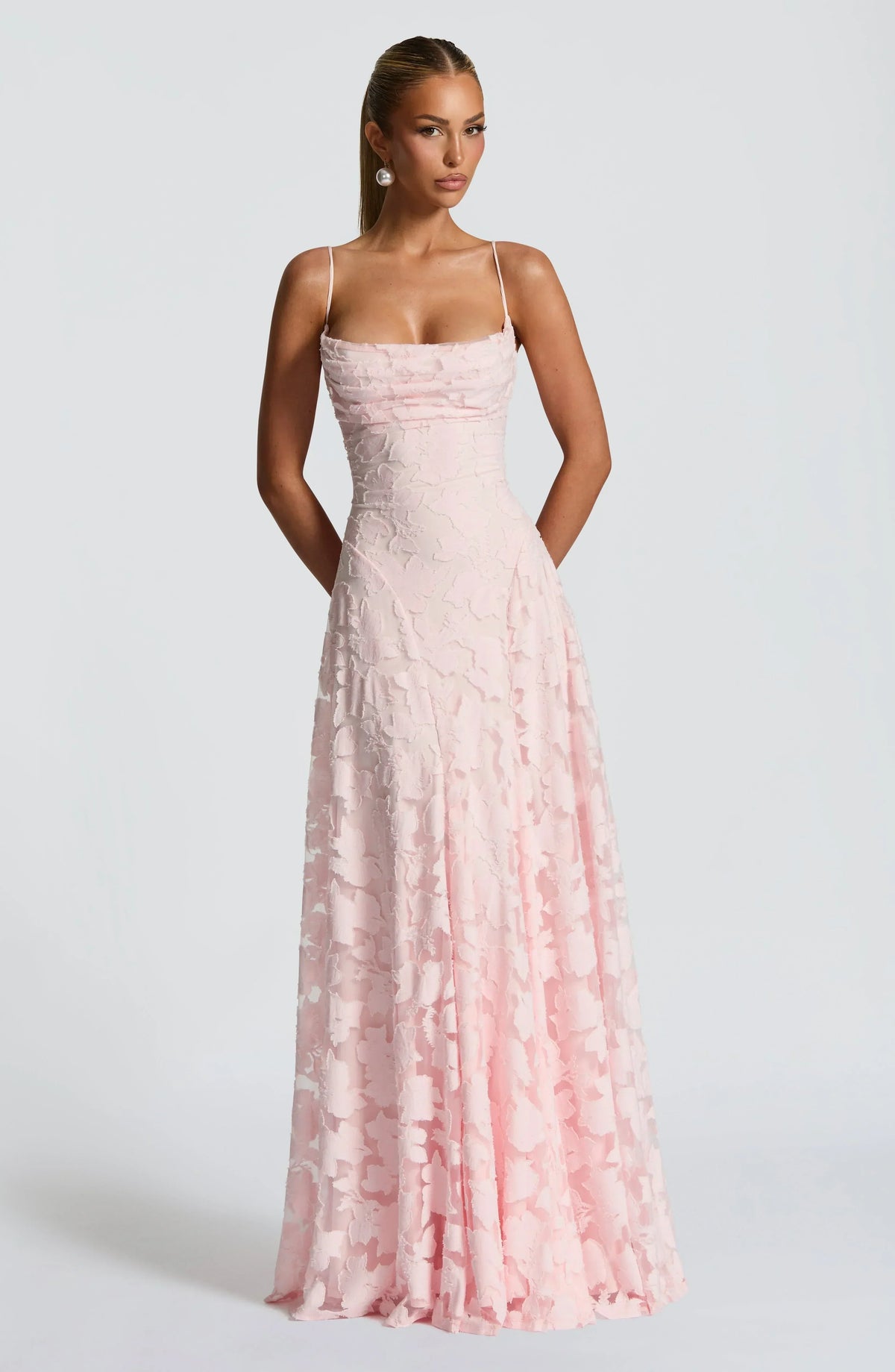 Vestido largo suave y fluido con silueta atemporal
