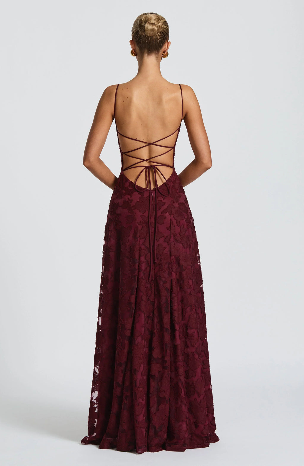 Vestido largo suave y fluido con silueta atemporal