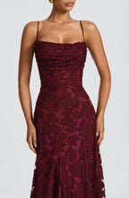 Vestido largo suave y fluido con silueta atemporal