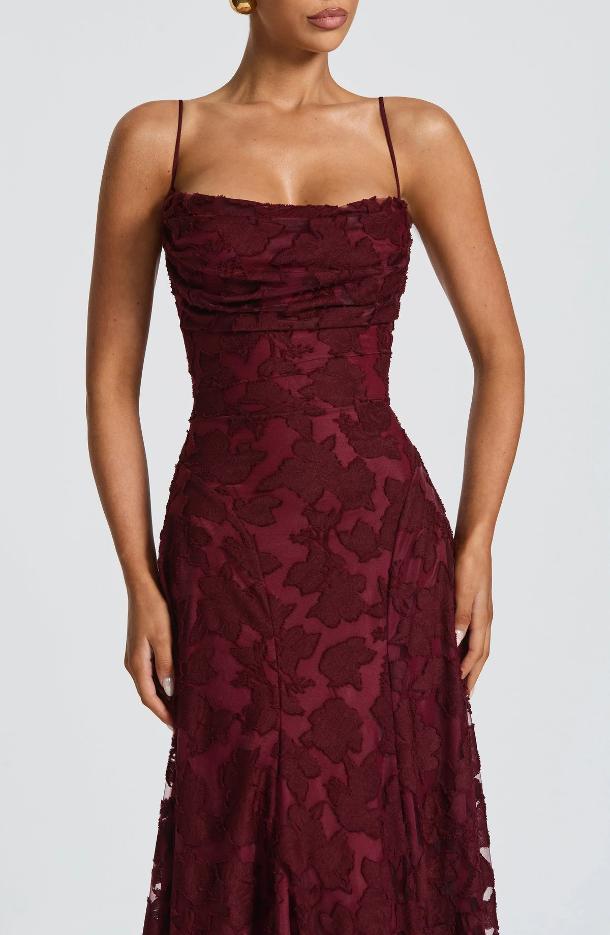 Vestido largo suave y fluido con silueta atemporal