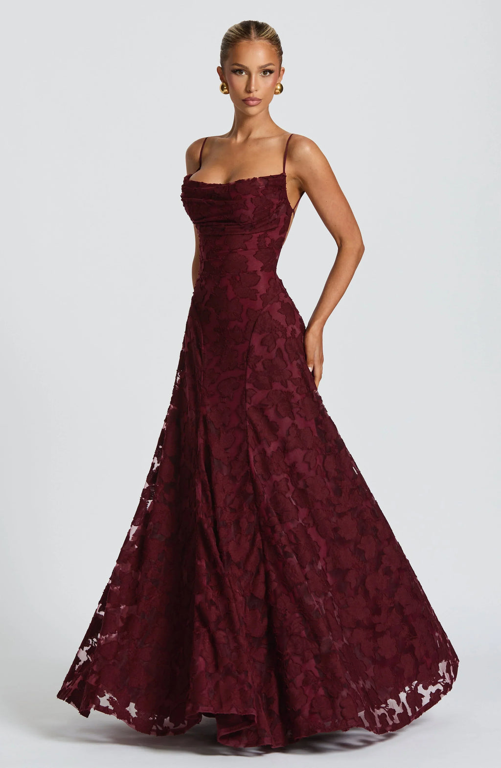 Vestido largo suave y fluido con silueta atemporal