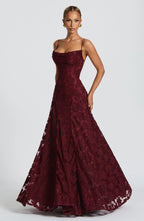 Vestido largo suave y fluido con silueta atemporal