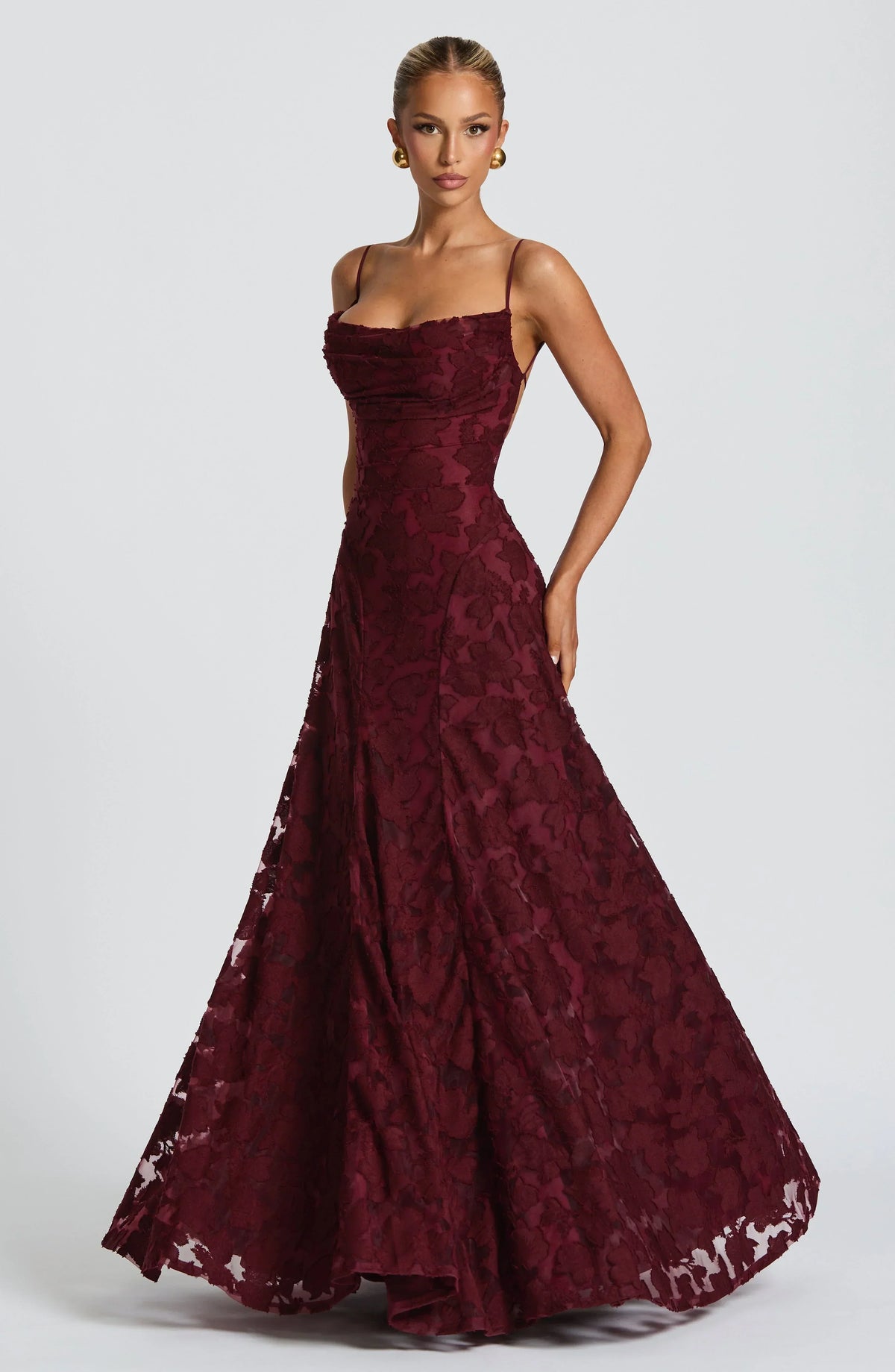 Vestido largo suave y fluido con silueta atemporal