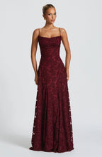 Vestido largo suave y fluido con silueta atemporal