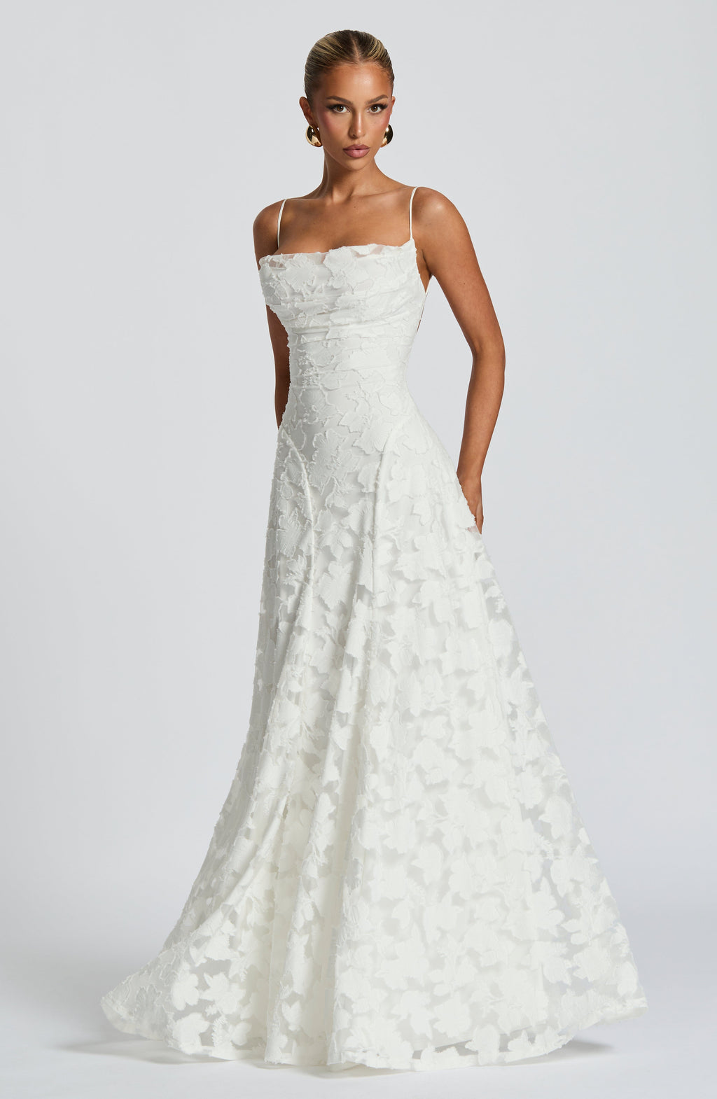 Vestido largo suave y fluido con silueta atemporal