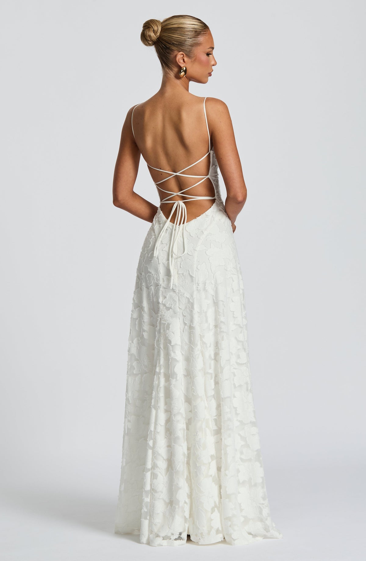 Vestido largo suave y fluido con silueta atemporal