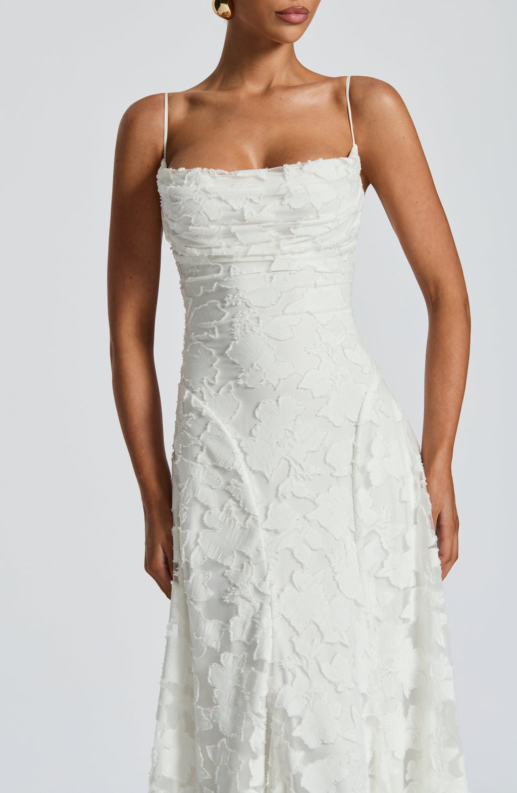 Vestido largo suave y fluido con silueta atemporal