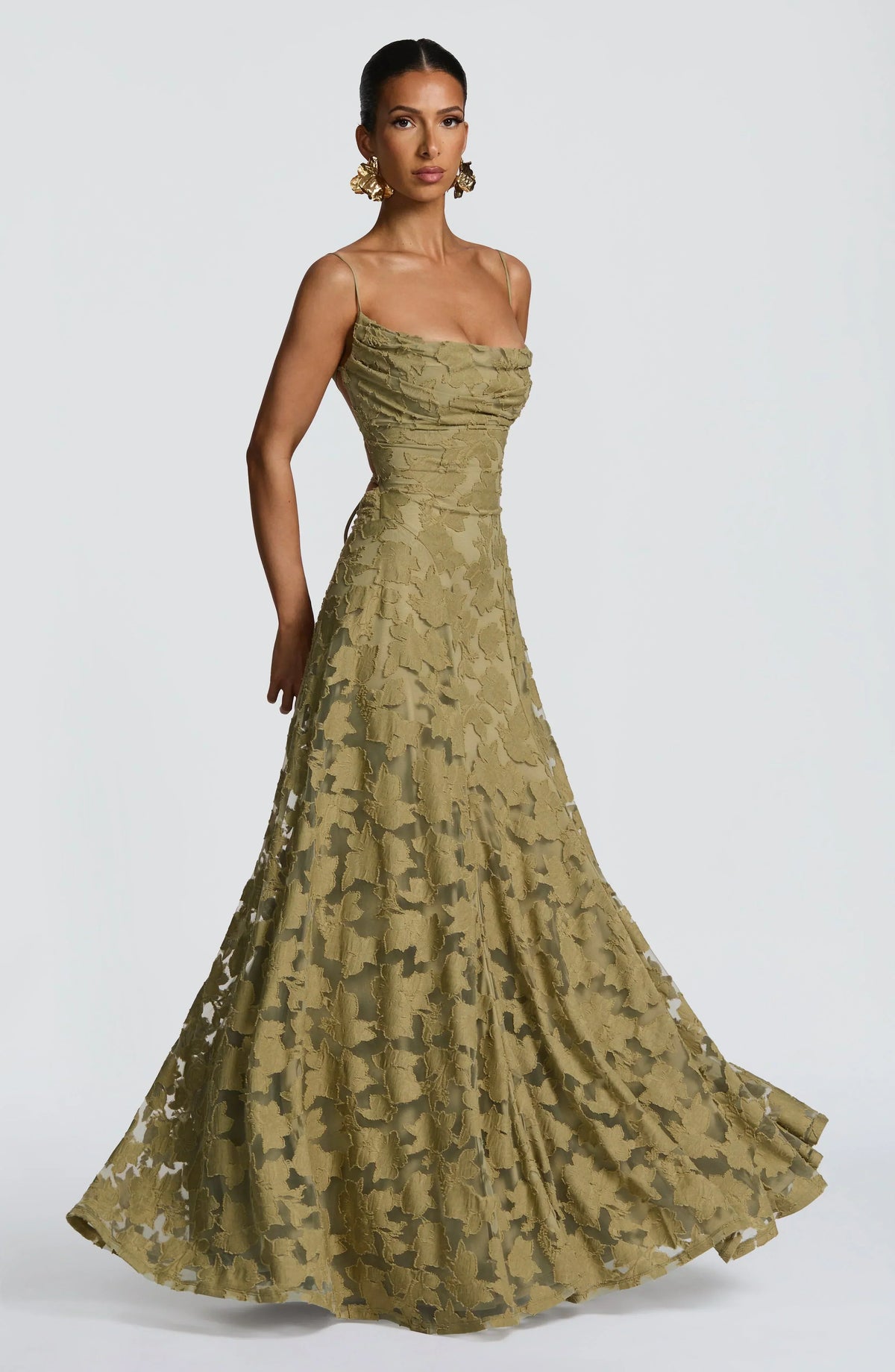Vestido largo suave y fluido con silueta atemporal