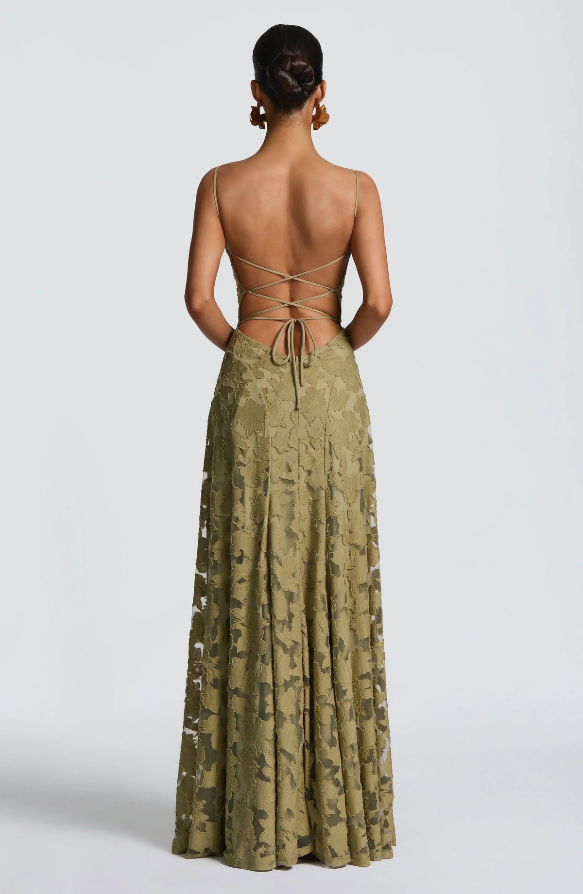 Vestido largo suave y fluido con silueta atemporal