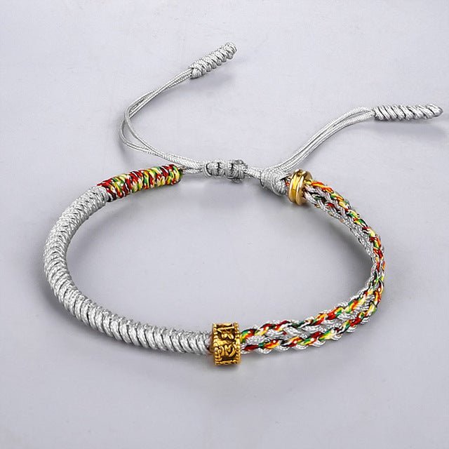 Pulsera tibetana artesanal con detalle de mantra grabado