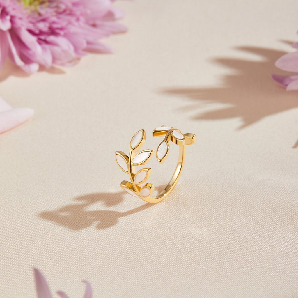 Delicado anillo ajustable de latón con acabado en tono dorado