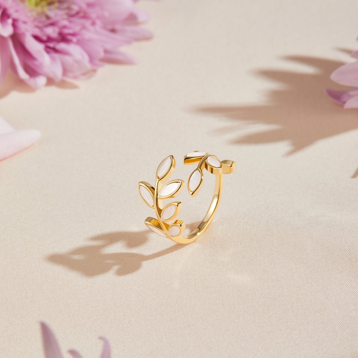 Delicado anillo ajustable de latón con acabado en tono dorado