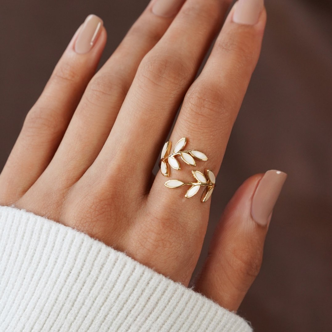 Delicado anillo ajustable de latón con acabado en tono dorado