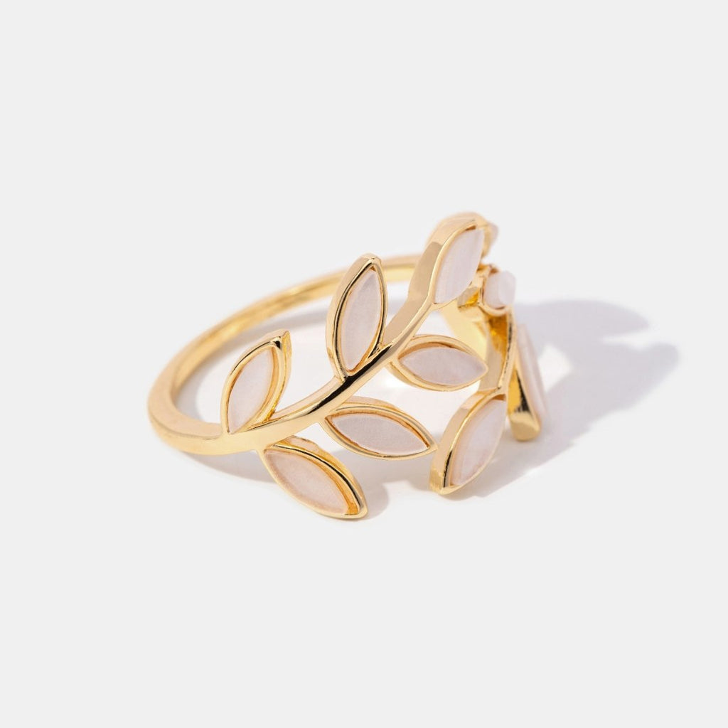 Delicado anillo ajustable de latón con acabado en tono dorado