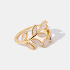 Delicado anillo ajustable de latón con acabado en tono dorado