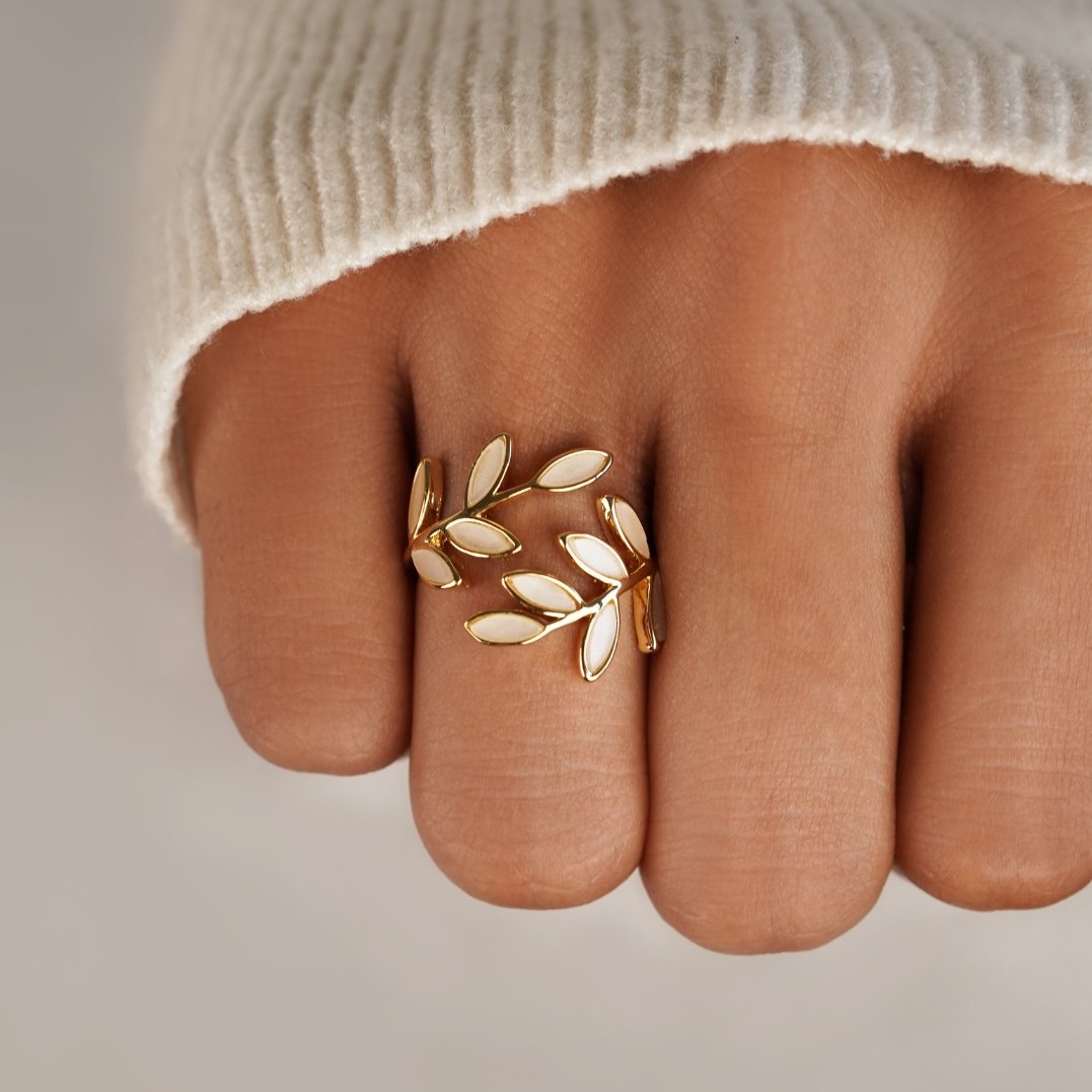 Delicado anillo ajustable de latón con acabado en tono dorado