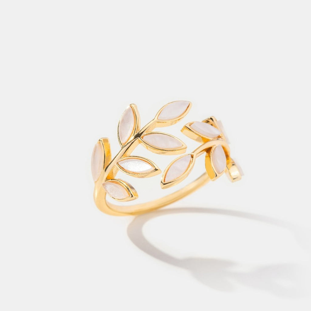 Delicado anillo ajustable de latón con acabado en tono dorado