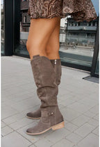 Botas altas con punta redonda y detalle de hebilla