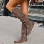Botas altas con punta redonda y detalle de hebilla