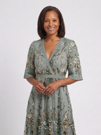 Vestido largo de malla floral con cuello de pico y mangas transparentes