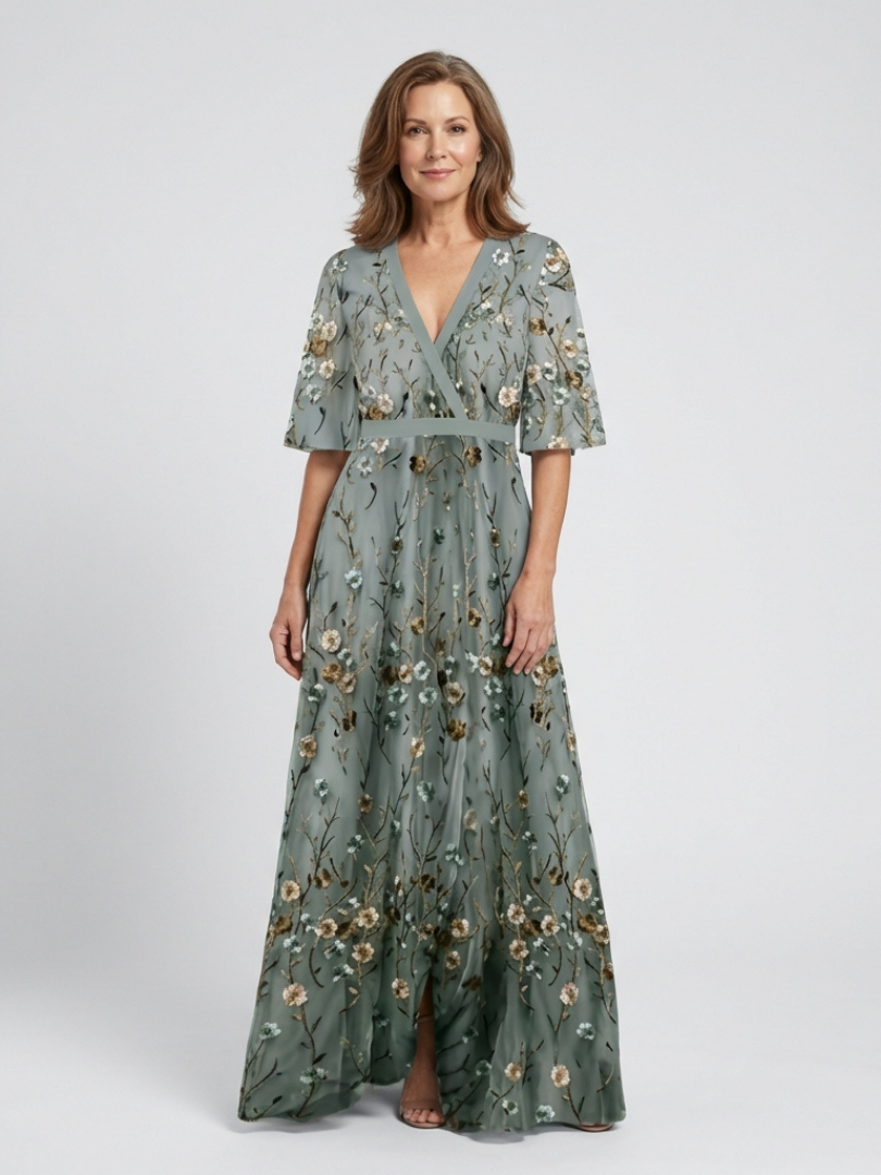 Vestido largo de malla floral con cuello de pico y mangas transparentes