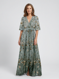 Vestido largo de malla floral con cuello de pico y mangas transparentes