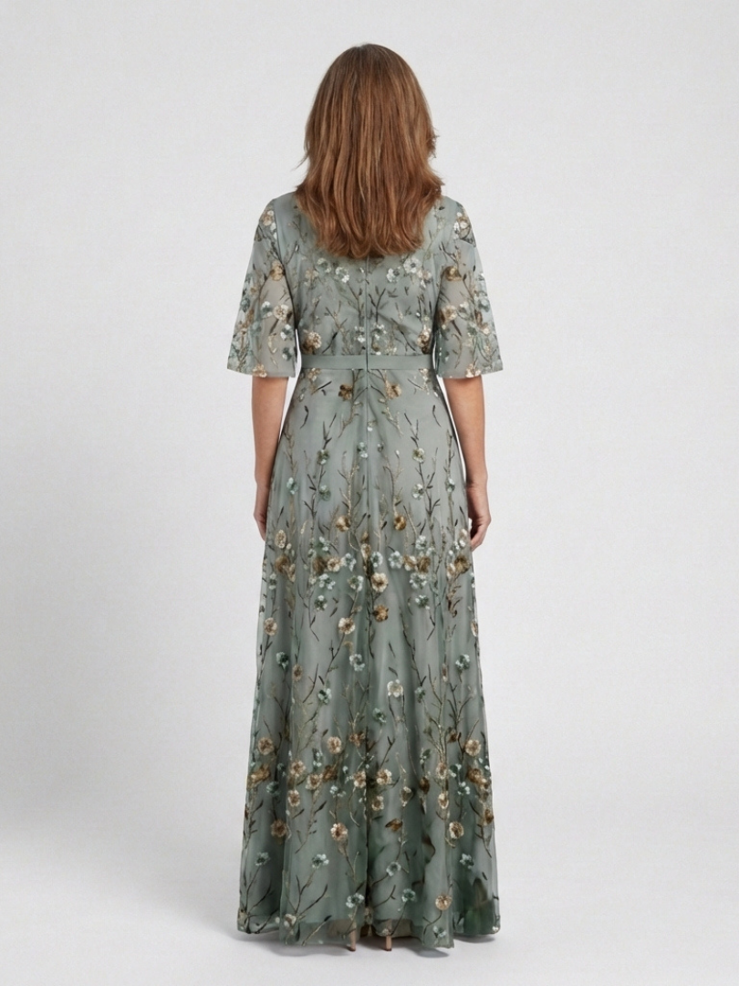 Vestido largo de malla floral con cuello de pico y mangas transparentes