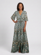 Vestido largo de malla floral con cuello de pico y mangas transparentes