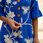 Vestido midi floral bordado con mangas de volante