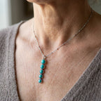 Vintagehalsband i etnisk stil med geometriskt hänge och blågrön sten