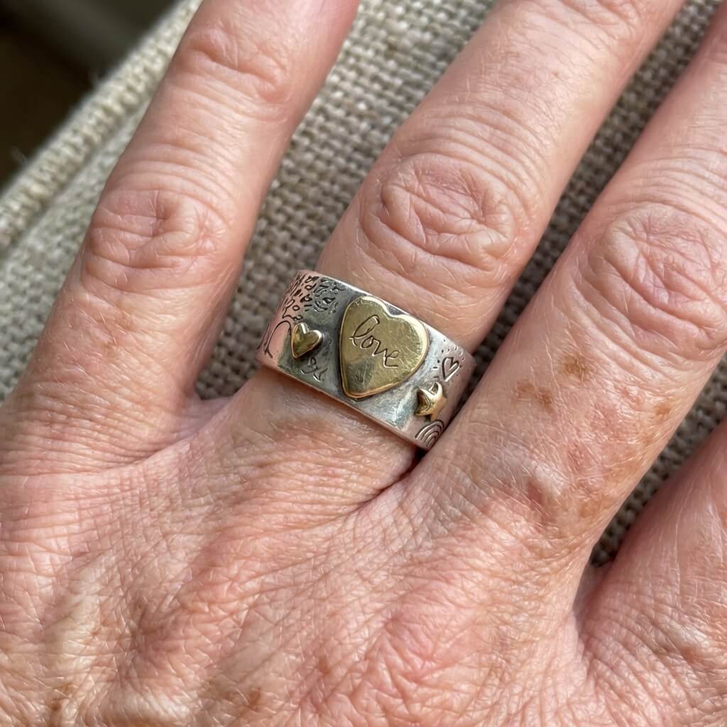 Vintage-Style Two-Tone Love Message Band Ring with Engraved Words