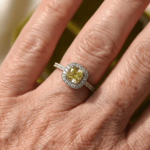 Anillo abierto ajustable con circonitas verde oliva