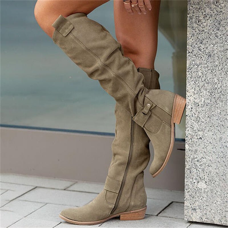 Botas altas con punta redonda y detalle de hebilla