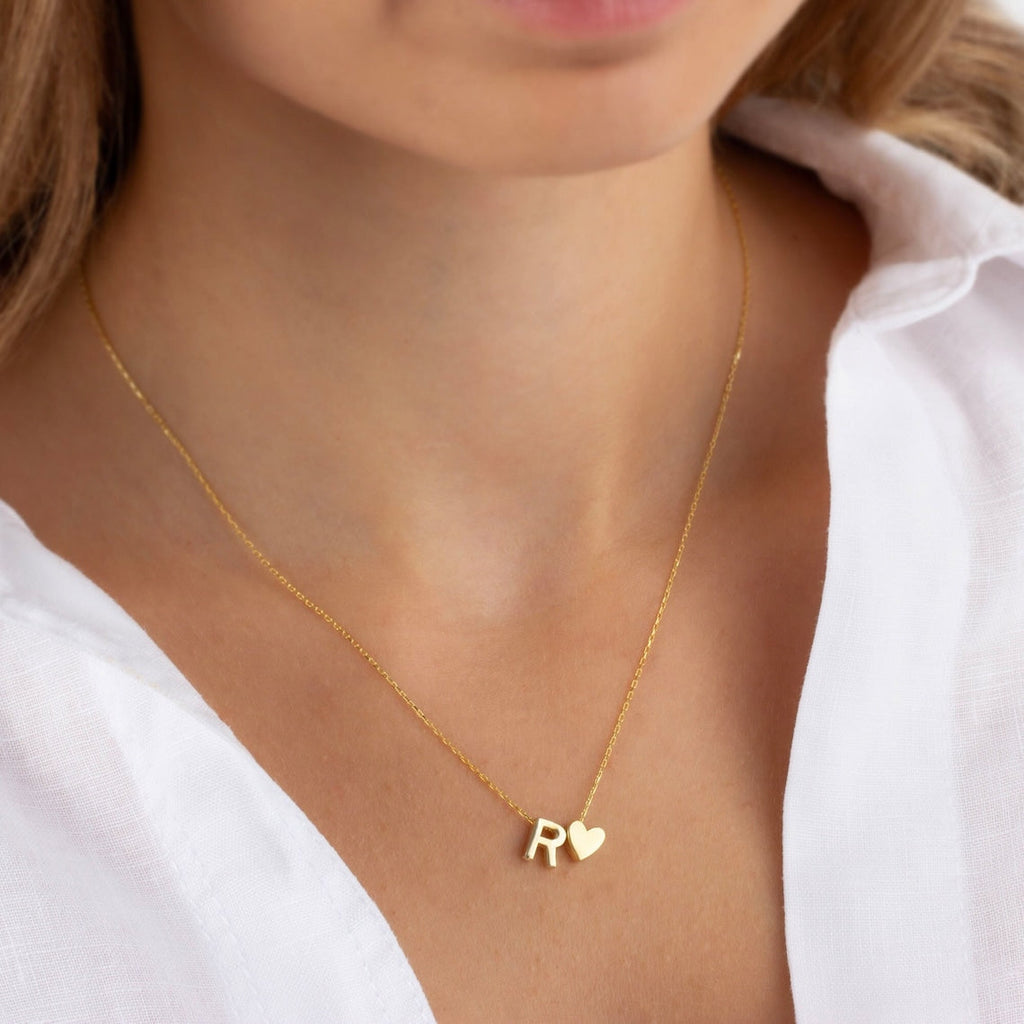 Personligt halsband med initial, hjärta och söt charm