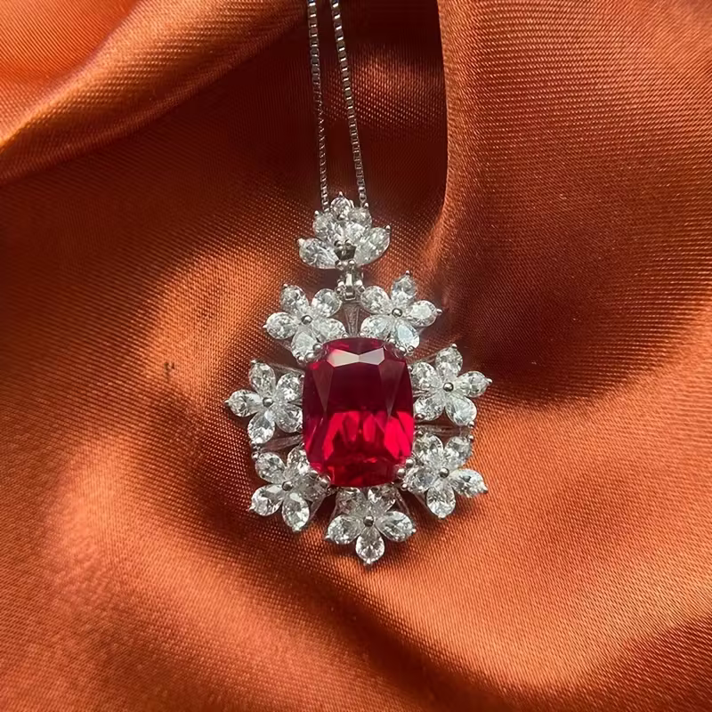 Halsband med rött stenhänge för speciella tillfällen och rik färg