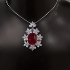 Halsband med rött stenhänge för speciella tillfällen och rik färg