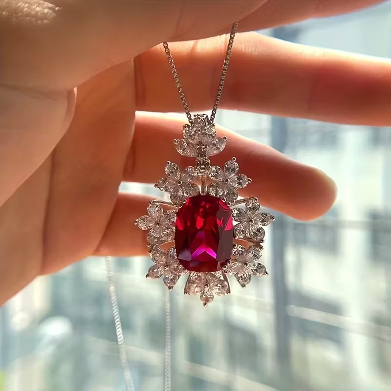 Halsband med rött stenhänge för speciella tillfällen och rik färg