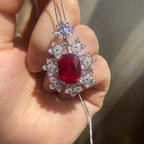 Halsband med rött stenhänge för speciella tillfällen och rik färg