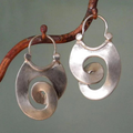 Spiralsköldörhängen i vintagestil i silverfärg