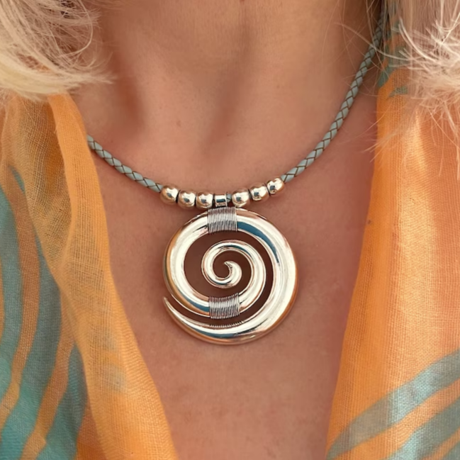 Halsband i vintagestil med spiralhänge i silverfärg