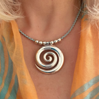 Halsband i vintagestil med spiralhänge i silverfärg