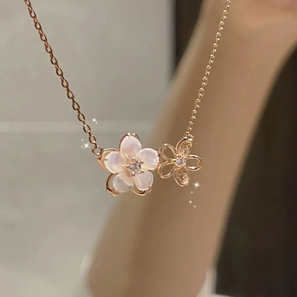 Vintage-Style Crystal Daisy Pendant Necklace with Bright Petals