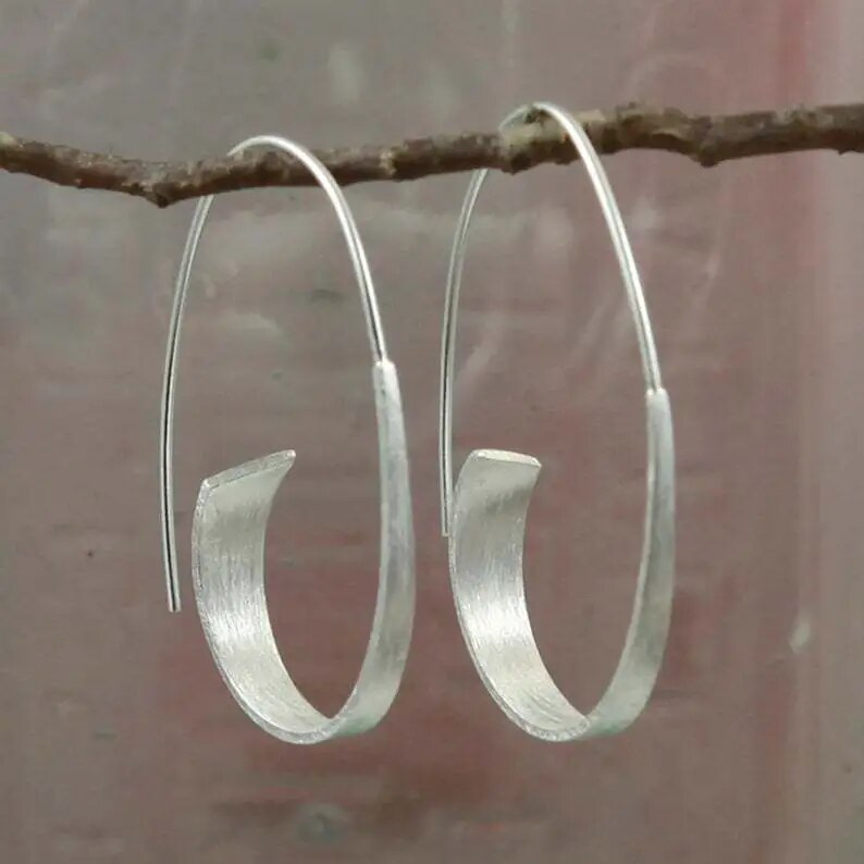 Trådörhängen i vintagestil med öppen spiral och flytande linje