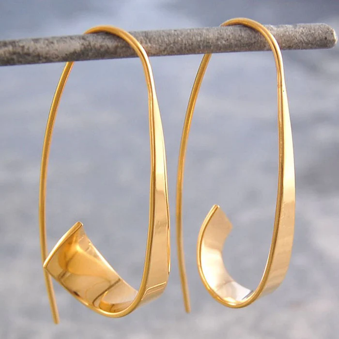 Trådörhängen i vintagestil med öppen spiral och flytande linje