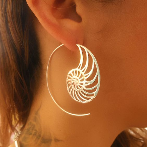 Spiralörhängen i vintagestil med snäckskalsdetalj och naturlig lyster