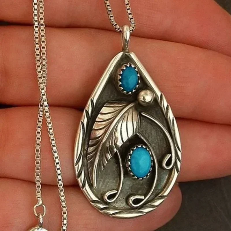Halsband i vintagestil med droppe av blå sten och fin kedja